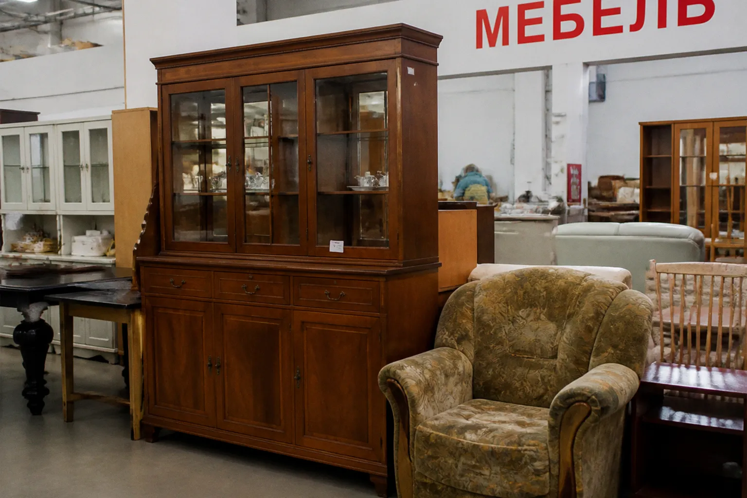 Эксперты предупредили о рисках покупки подержанной мебели в секонд-хендах