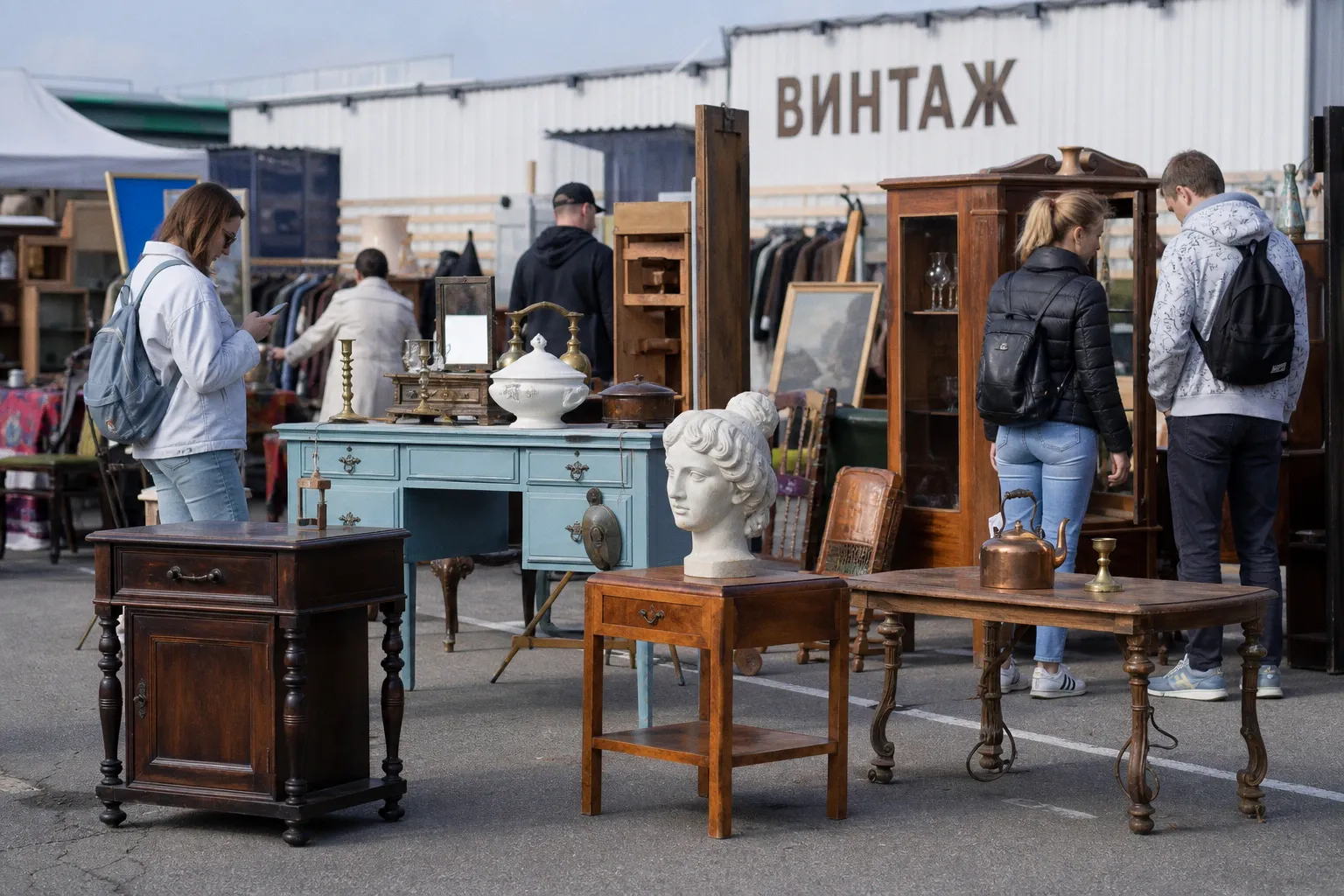Почему покупка мебели и утвари с рук выгоднее, чем поиск одежды в секонд-хендах
