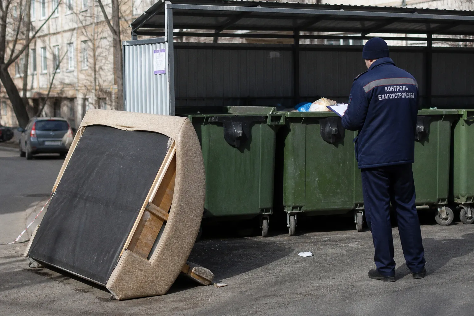 Почему выбрасывать старую мебель и технику стало дорого и как выгодно купить б/у вещи